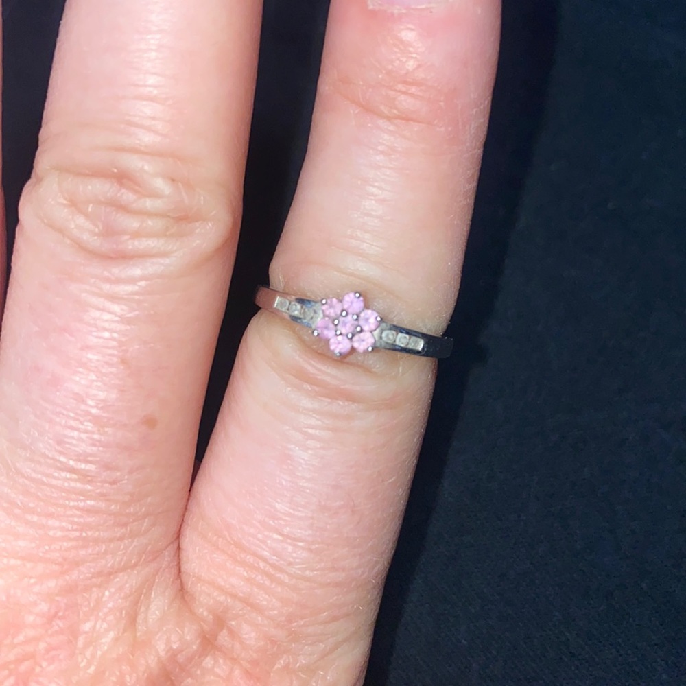 White gold ring/6 mini diamonds/pink flower